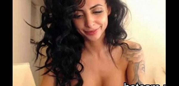  Bella jovencita masturbandose en la webcam - HotCam.pw